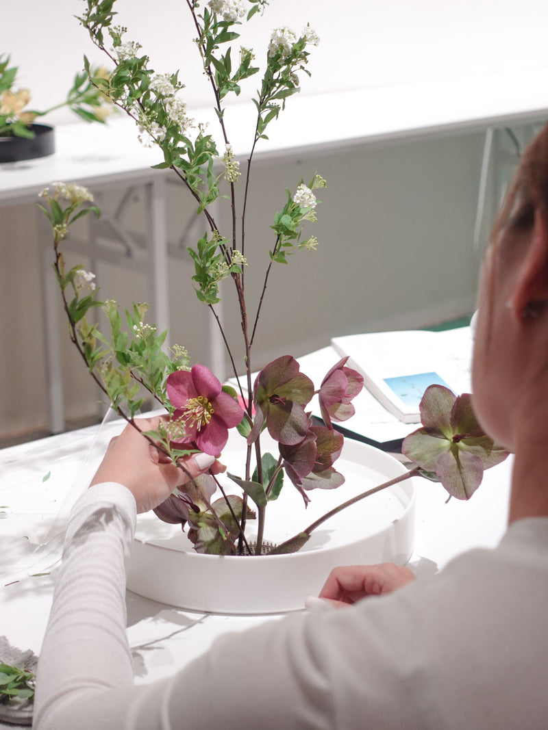 Workshop na designové ikebana aranžmá pro interiér a stylové prostory vedený květinovým ateliérem Maison Pétales v Praze